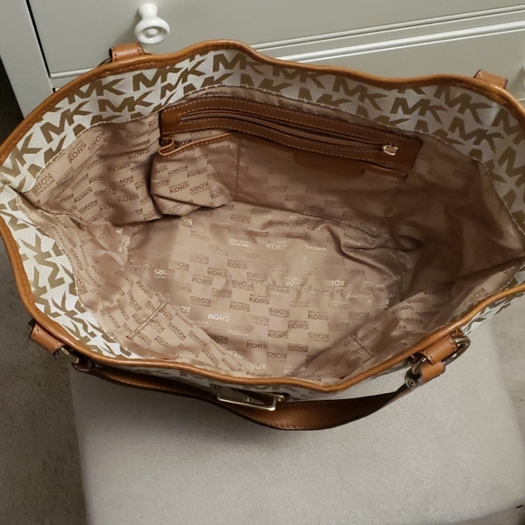 Micheal Kors bag - Picture 2 of 4